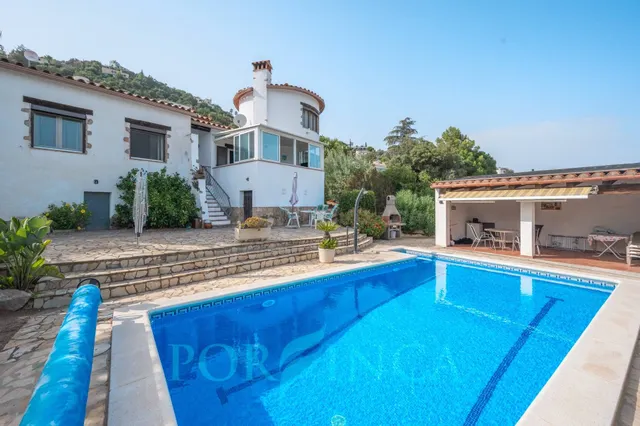 Villa con piscina privada, jardín y vistas al mar y montaña 