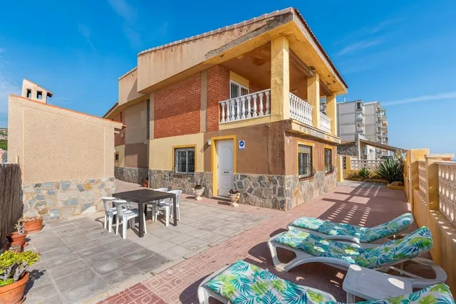 CHALET EN PRIMERA LINEA EN PLAYA GUARDAMAR 6 HABS — 7