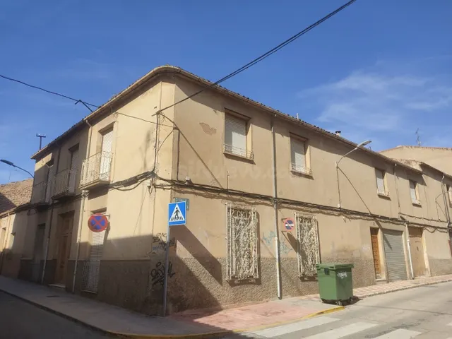 CASA PARA REFORMAR CON MUCHÍSIMAS POSIBILIDADES EN ESQUINA