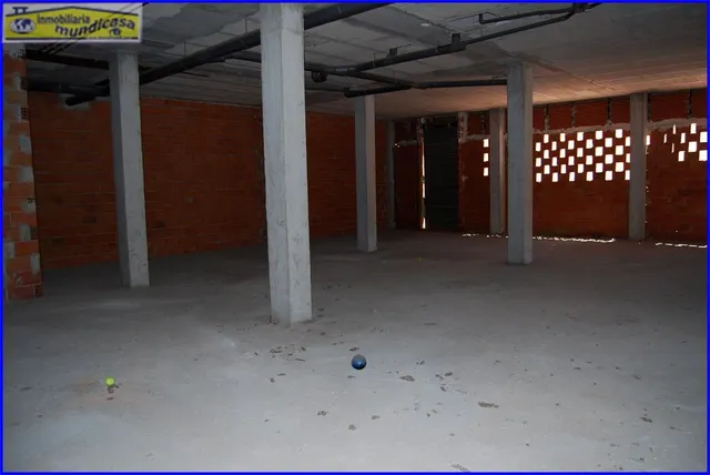 Amplio local comercial en planta baja y sótano con fachada a carretera — 8