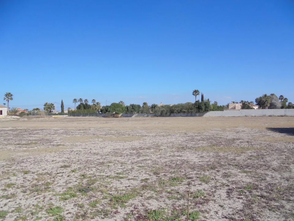 Exclusiva parcela edificable de 13.396 m2 en Catral