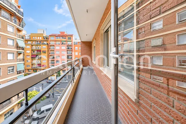 Piso con gran potencial de reforma en ruzafa – 4 habitaciones y 2 balcones — 12
