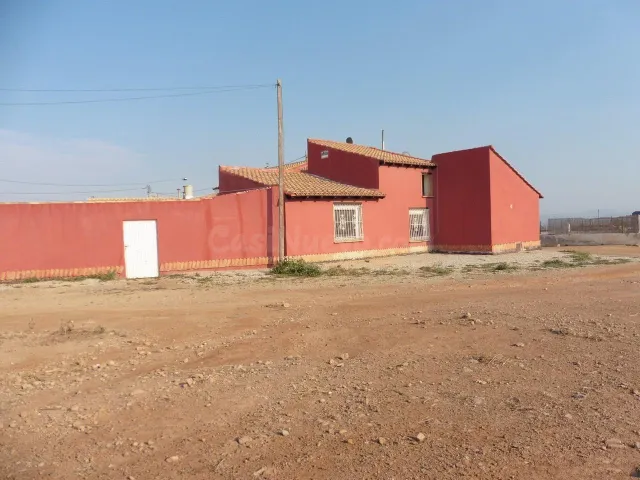 Se vende casa Adosada OKUPADA en Montevideo 1 Fuente Álamo d