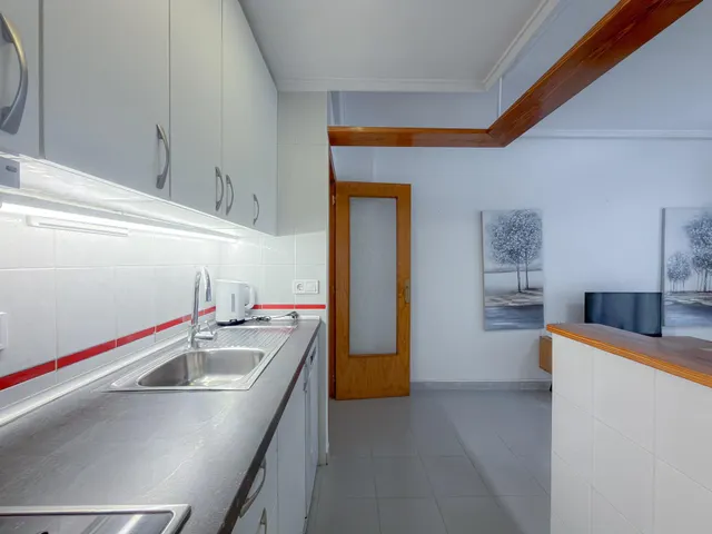 Playa de los Locos! Acogedor apartamento semireformado con ubicación privilegiada, a solo 170 mts del mar — 8