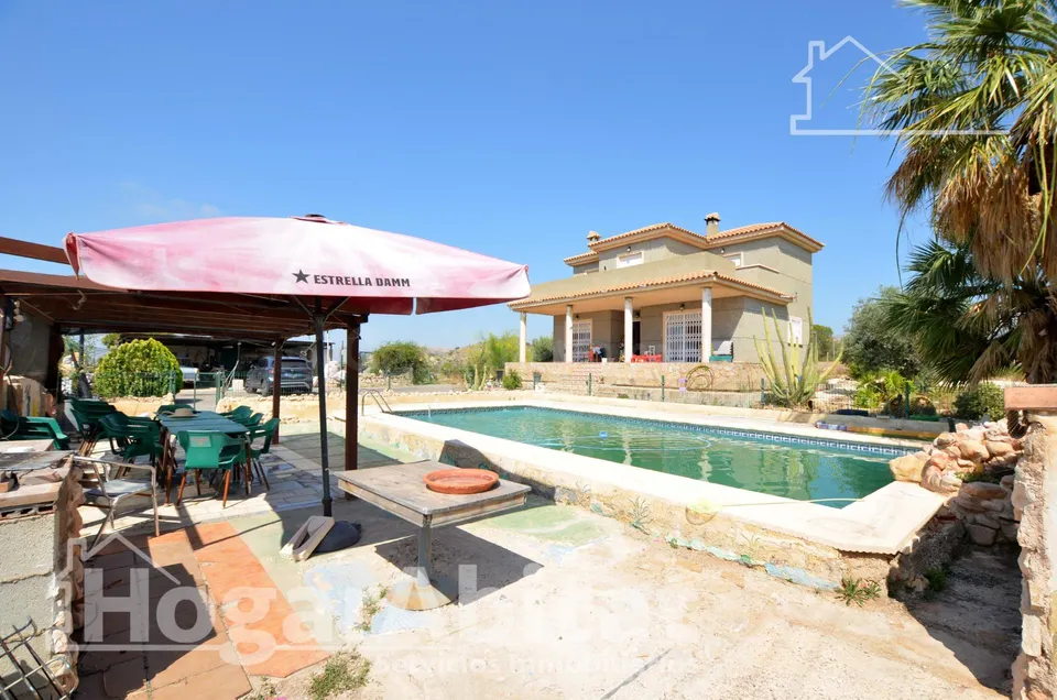 Gran chalet urbano con barbacoa, piscina y garaje