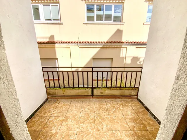 Primera línea de mar en el centro de El Masnou · Piso de época con techos altos y mosaico hidráulico · 3 hab. — 20