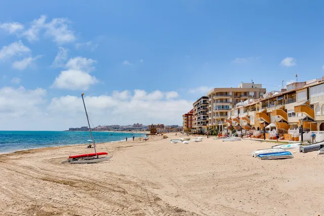 Apartamento semi reformado con orientación sur, vistas laterales al mar y piscina comunitaria. — 44