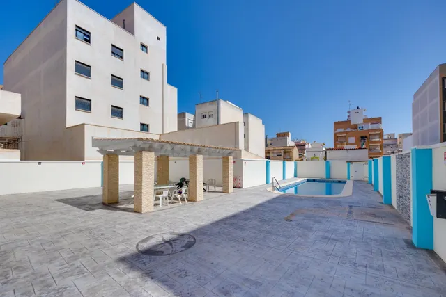 Apartamento de dos dormitorios con piscina comunitaria en el centro de Torrevieja — 2