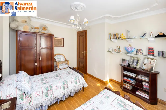 CHALET ADOSADO EN ZONA LA CALETA — 33
