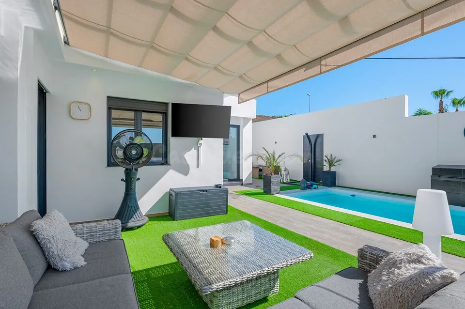 VILLA DE 4 DORMITORIOS Y 2 BAÑOS EN FORTUNA (MURCIA)