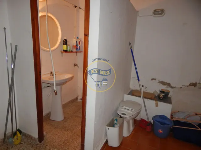 Dos locales colindantes, con patio, en Ontinyent. — 15