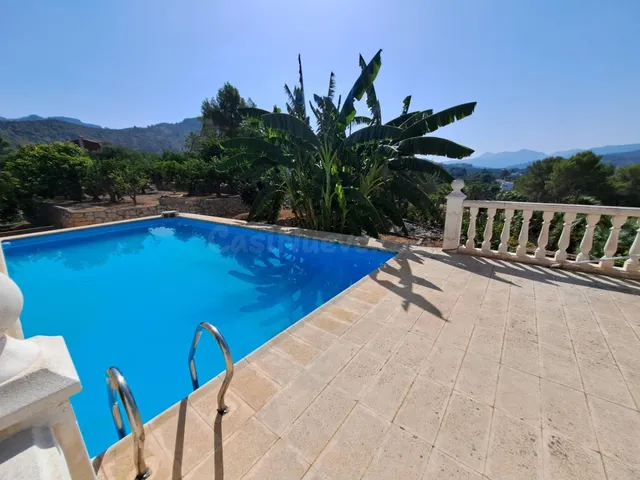 Se vende chalet con impresionantes vistas y una hectárea de  - foto 3