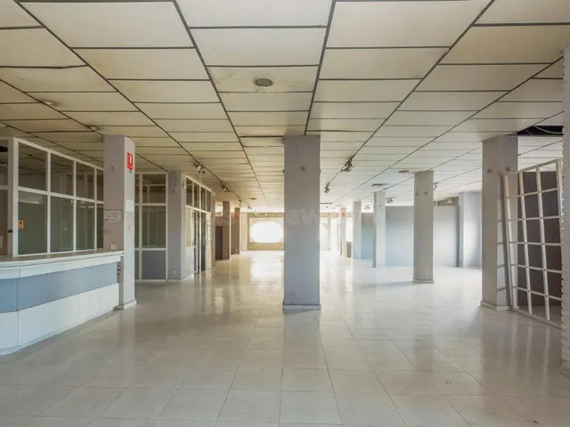 LOCAL COMERCIAL EN AV. PRINICPAL DE MELIANA. MUY BUENA VISIB