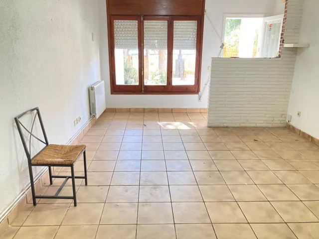 CASA PLANTA BAJA CON 2 VECINOS CON JARDÍN — 19