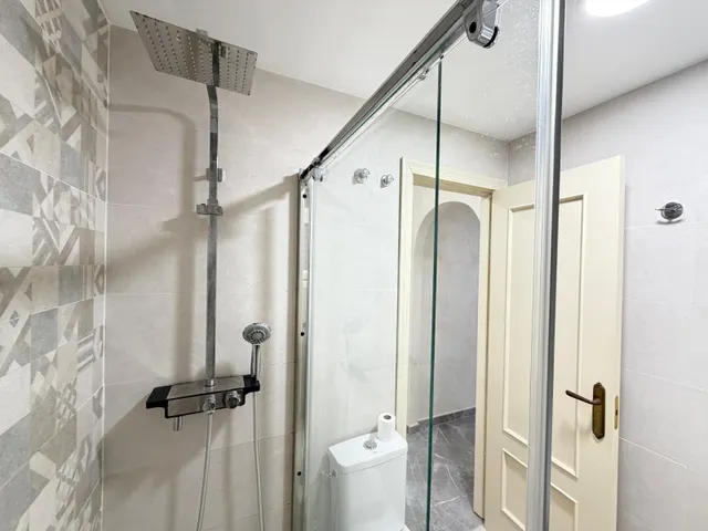 Apartamento reformado con vistas al mar con garaje incluido. 2 dorm. 1 baño. con superficie de 65 m2. playa a 100 metros. — 10