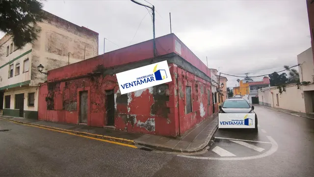 PARCELA EN ESQUINA, CON EDIFICACIÓN PARA DERRUIR. CAMPAMENTO