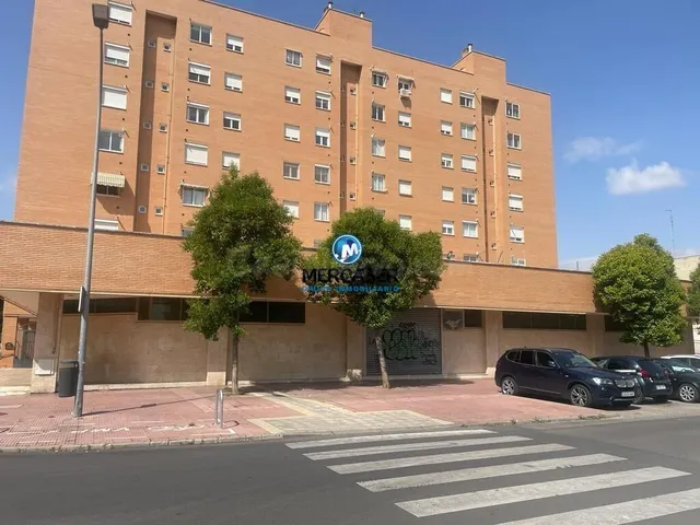 Se alquila estupendo Local comercial en Calle Santander, Alc