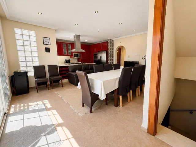Villa independiente con piscina privada y 6 dormitorios junto a la Laguna Rosa de Torrevieja — 18