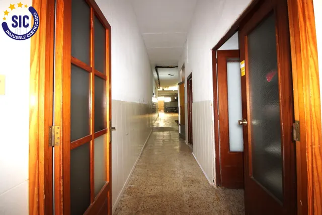 Amplio local comercial céntrico — 29