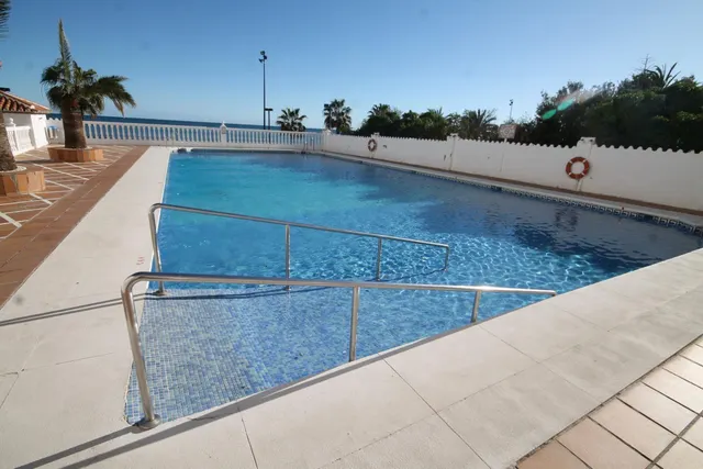 Piso en alquiler de temporada de tres dormitorios en primera línea de playa. — 25