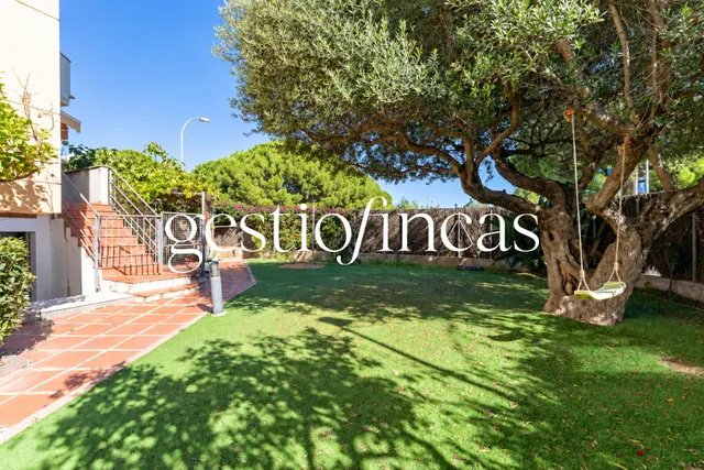 Espectacular bajo con gran jardín privado, piscina y parking a 5 minutos del mar — 35