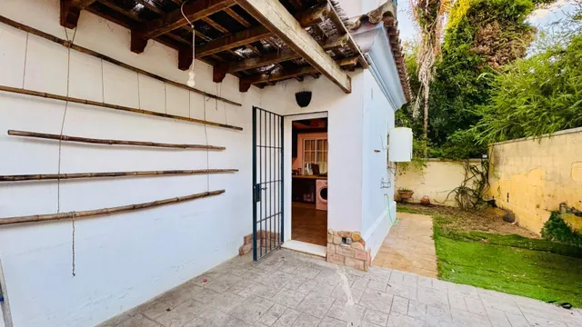Chalet independiente con piscina, jardín y aparcamiento privado — 9
