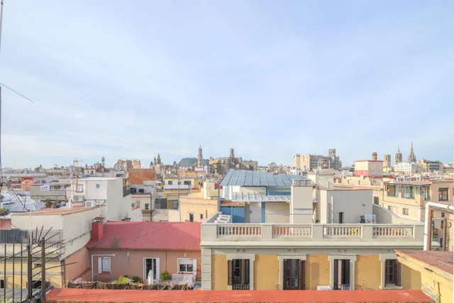 Espectacular vivienda esquinera con siete balcones frente al Mercat del Born — 46