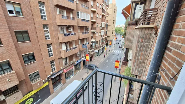 Piso SIN AMUEBLAR de 4 dormitorios, dos baños y plaza de garaje en la Calle Puerta Nueva — 26