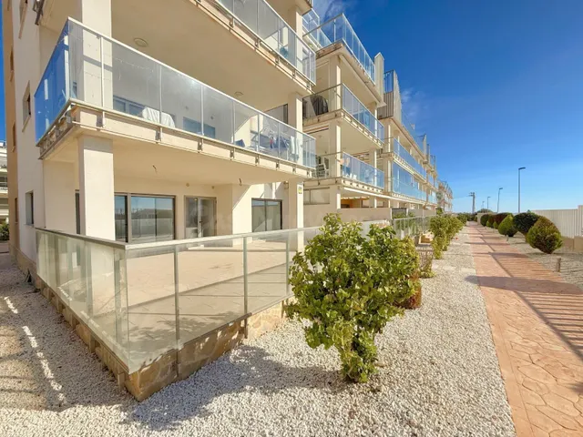 BAJO DE 3 DORMITORIOS CON GRAN TERRAZA Y PISCINAS COMUNITARI - foto 5