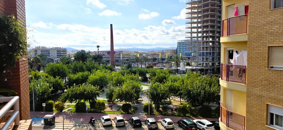 Amplio piso de cuatro dormitorios con vistas a la plaza de toros, las montañas y el mar en Vinaròs