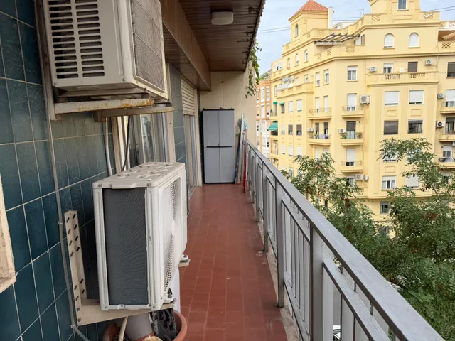 Se alquila amplio piso con plaza de parking — 14