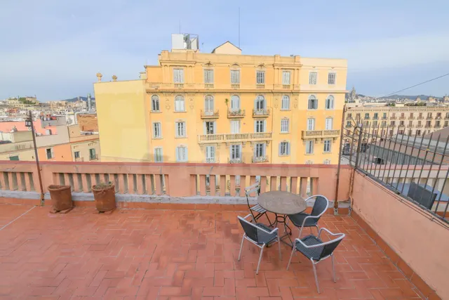 Espectacular vivienda esquinera con siete balcones frente al Mercat del Born — 44