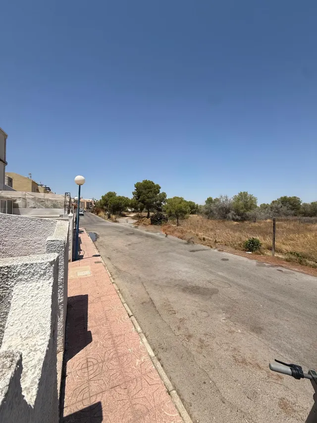 Encantador bungalow con amplia terraza privada y piscina comunitaria en El Chaparral, Torrevieja — 13