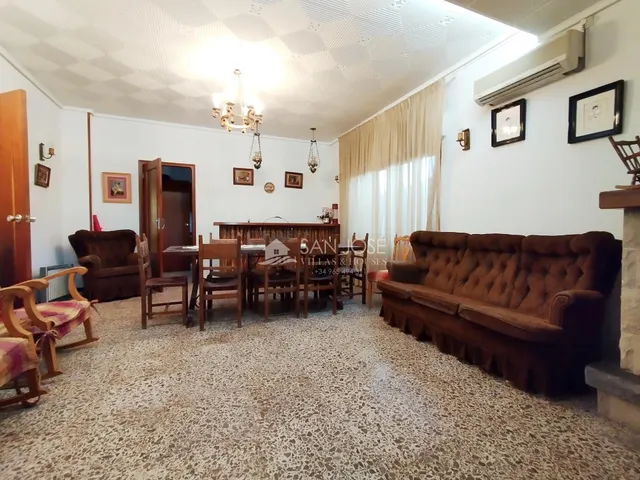SE VENDE CHALET EN PARCELA URBANA EN LA ROMANA — 38