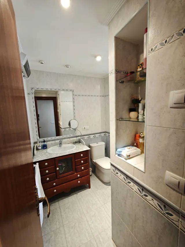 Amplia vivienda de 159 m2 con vistas panorámicas a los dos castillos de Alicante y plaza de garaje — 14