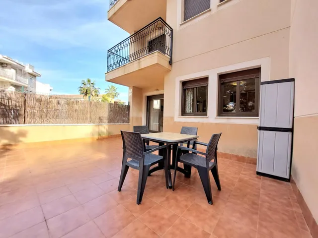 Apartamento en planta baja con terraza y jardín, en Los Coll