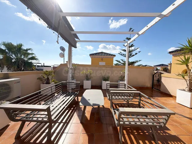 Fantástico bungalow en planta alta con solárium privado en Lomas de Cabo Roig — 2