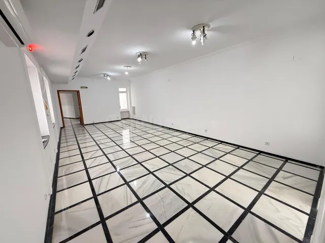 UNA OFICINA AMPLIA EN PLENA CALLE CRUZ CONDE - foto 3