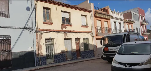 SE VENDE GRAN CASA EN EL CENTRO DEL PUEBLO PARA REFORMAR - foto 2