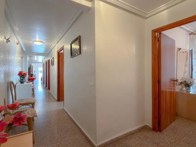 Oportunidad! Amplio apartamento con 4 dormitorios + 2 Baños y Terraza con vistas laterales al mar (160 mts playa) — 15
