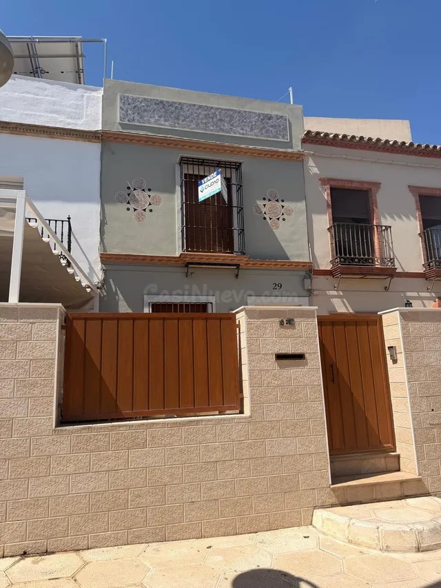 Acogedora Casa en Avenida de Pruna con Espacios Amplios y Co