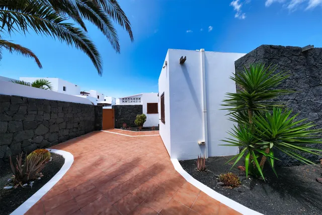 Villa con piscina y vistas despejadas a hacia el paisaje volcanico — 27