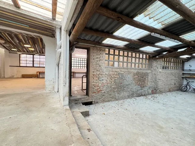 Nave en zona urbana con 264 m2 y con jardín de 114 m2 orientado al sur, garaje y gran potencial como estudio profesional. — 32