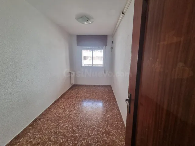 SE ALQUILA PISO SIN AMOBLAR EN UBICACIÓN INMEJORABLE - foto 4