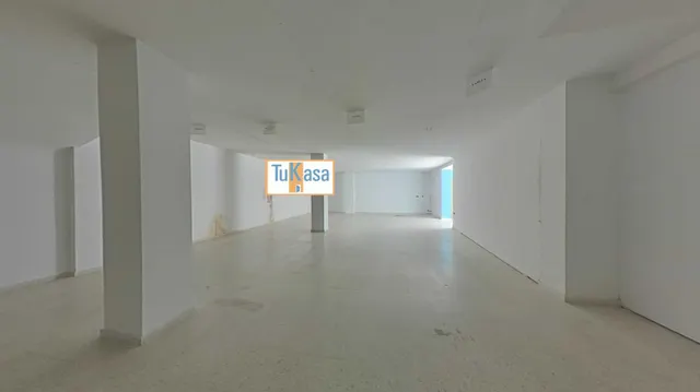 Gran local comercial con muchas posibilidades — 9
