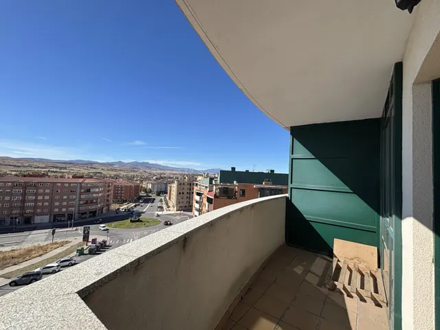 Luminoso piso con terraza y vistas despejadas en la zona Universidad — 16