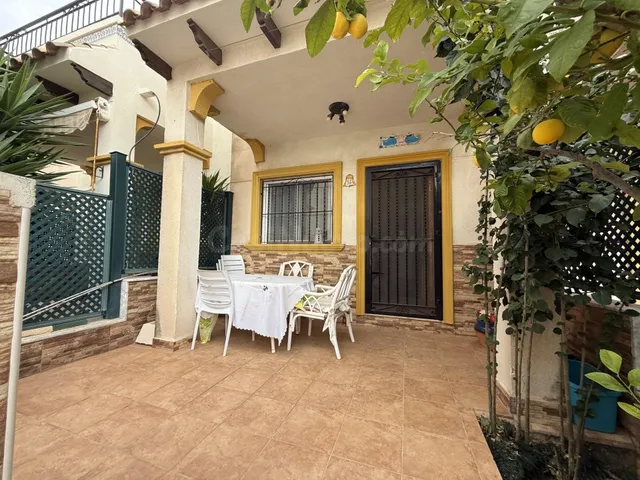 Bonita casa con piscina comunitaria en Punta Prima