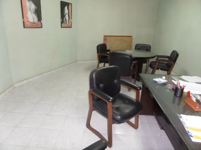 LOCAL COMERCIAL DE MAS DE 300 M2 — 4