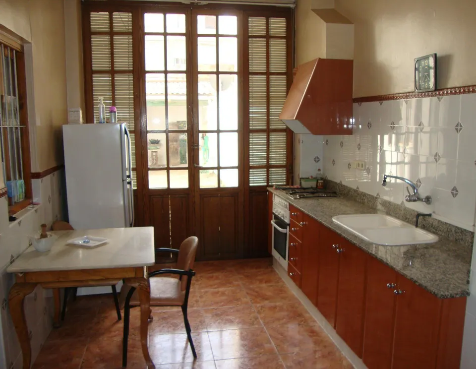 VENTA DE CASA CON AMPLIO CORRAL EN BENIFAIO