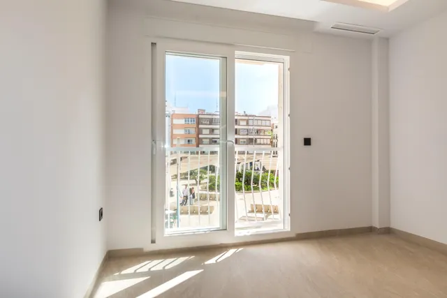 Apartamento totalmente reformado a estrenar frente a la Plaza del Teatro de Torrevieja — 16